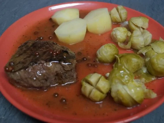 Hüftrindersteak  und roten /schwarzen eingelegten Pfefferkörnern - Rezept