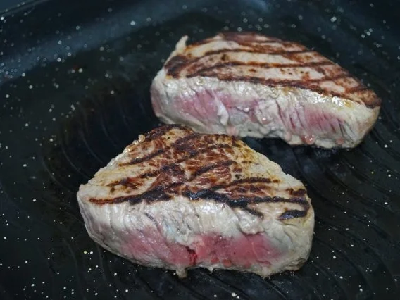 Hüftrindersteak  und roten /schwarzen eingelegten Pfefferkörnern - Rezept - Bild Nr. 2