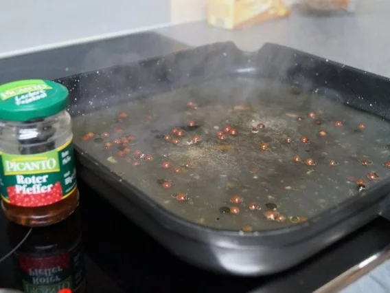 Hüftrindersteak  und roten /schwarzen eingelegten Pfefferkörnern - Rezept - Bild Nr. 4