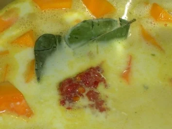 Scharfe Kürbissuppe mit Kokos und Curry - Rezept
