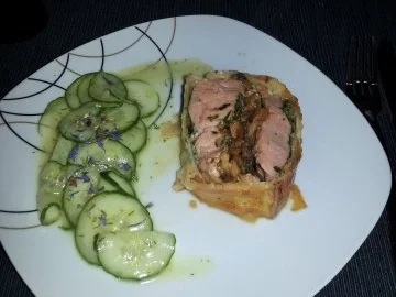 Rezept: Leberkäspastete mit Pilzfülung an knackigem Gurkensalat Leberkäspastete mit Pilzfülung an knackigem Gurkensalat - Rezept