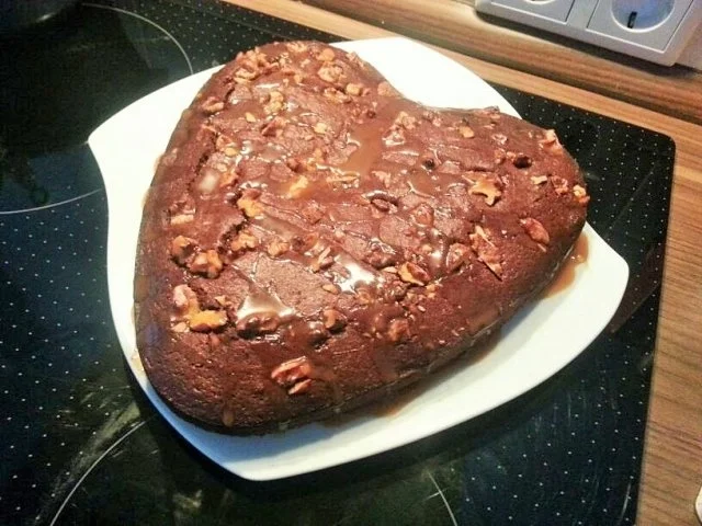 Schoko-Walnußkuchen mit salziger Karamellsoße - Rezept