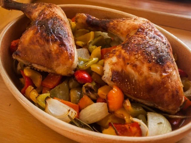 Hähnchenkeulen mit Ofengemüse - Rezept