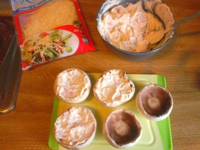 Rezept: Gefüllte Champignonköpfe mit Schinken und Frischkäse Gefüllte Champignonköpfe mit Schinken und Frischkäse - Rezept