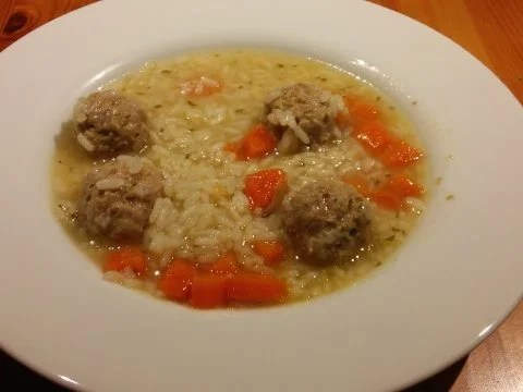 Rezept: Reistopf mit Fleischklößchen Reistopf mit Fleischklößchen - Rezept