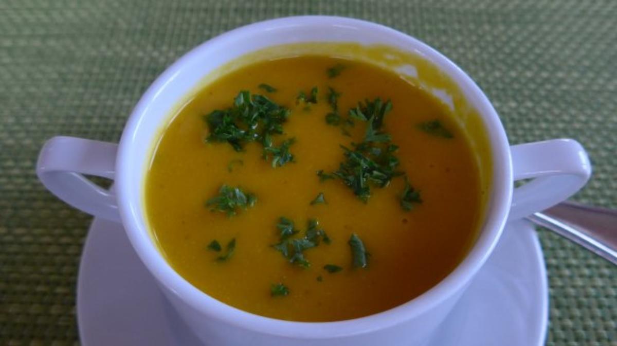Suppen & Eintöpfe :  Einfache Karotten - Suppe mit Petersilie - Rezept - Bild Nr. 2