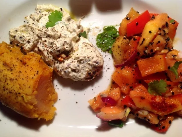 Papaya-Paprika-Salat, Papaya-Frischäse-Dip dazu eine Süßkartoffel - Rezept - Bild Nr. 3