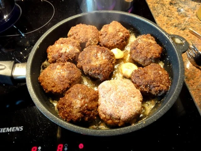 Rezept: Fleisch: FRIKADELLEN mit Feigensahnesauce Bild Nr. 4 Fleisch: FRIKADELLEN mit Feigensahnesauce - Rezept - Bild Nr. 4