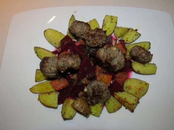 Rote Bete-Orangensalat mit Kartoffelecken und orientalischen Hackbällchen - Rezept