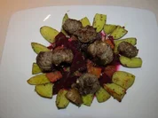 Rote Bete-Orangensalat mit Kartoffelecken und orientalischen Hackbällchen - Rezept