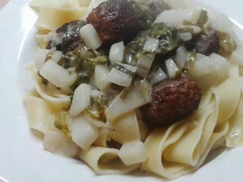 Rezept: Bandnudeln mit Kohlrabi-Mangold-Zitronenrahm und "Hack"bällchen Bandnudeln mit Kohlrabi-Mangold-Zitronenrahm und "Hack"bällchen - Rezept