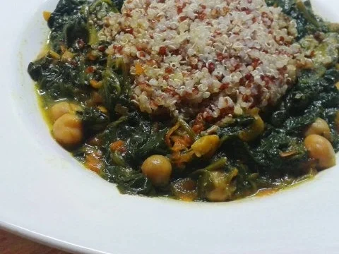 Buntes Quinoa mit Spinat-Kichererbsen-Topf - Rezept