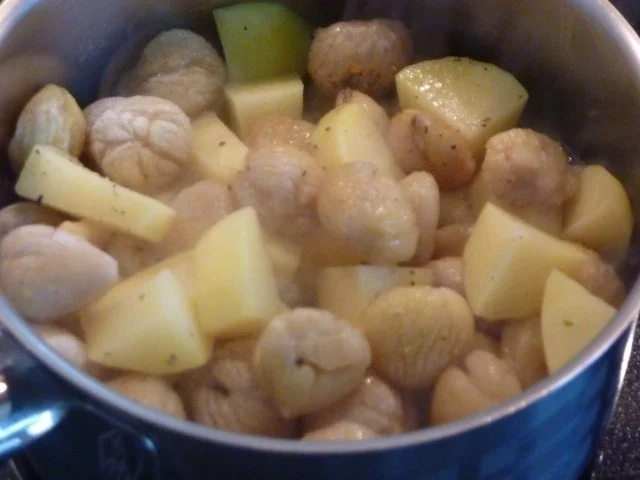 Rezept: Kastanien -- Gnocchi mit Kräuterbuttersauce Bild Nr. 3 Kastanien -- Gnocchi mit Kräuterbuttersauce - Rezept - Bild Nr. 3