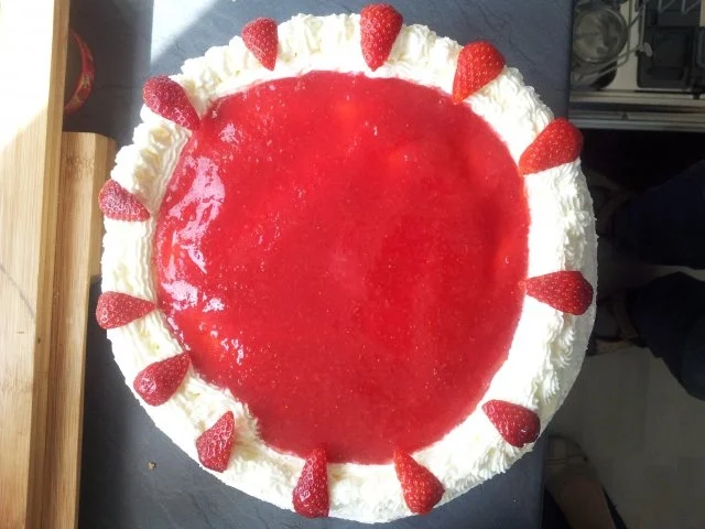 Rezept: Erdbeer-Sahne-Torte Bild Nr. 2 Erdbeer-Sahne-Torte - Rezept - Bild Nr. 2