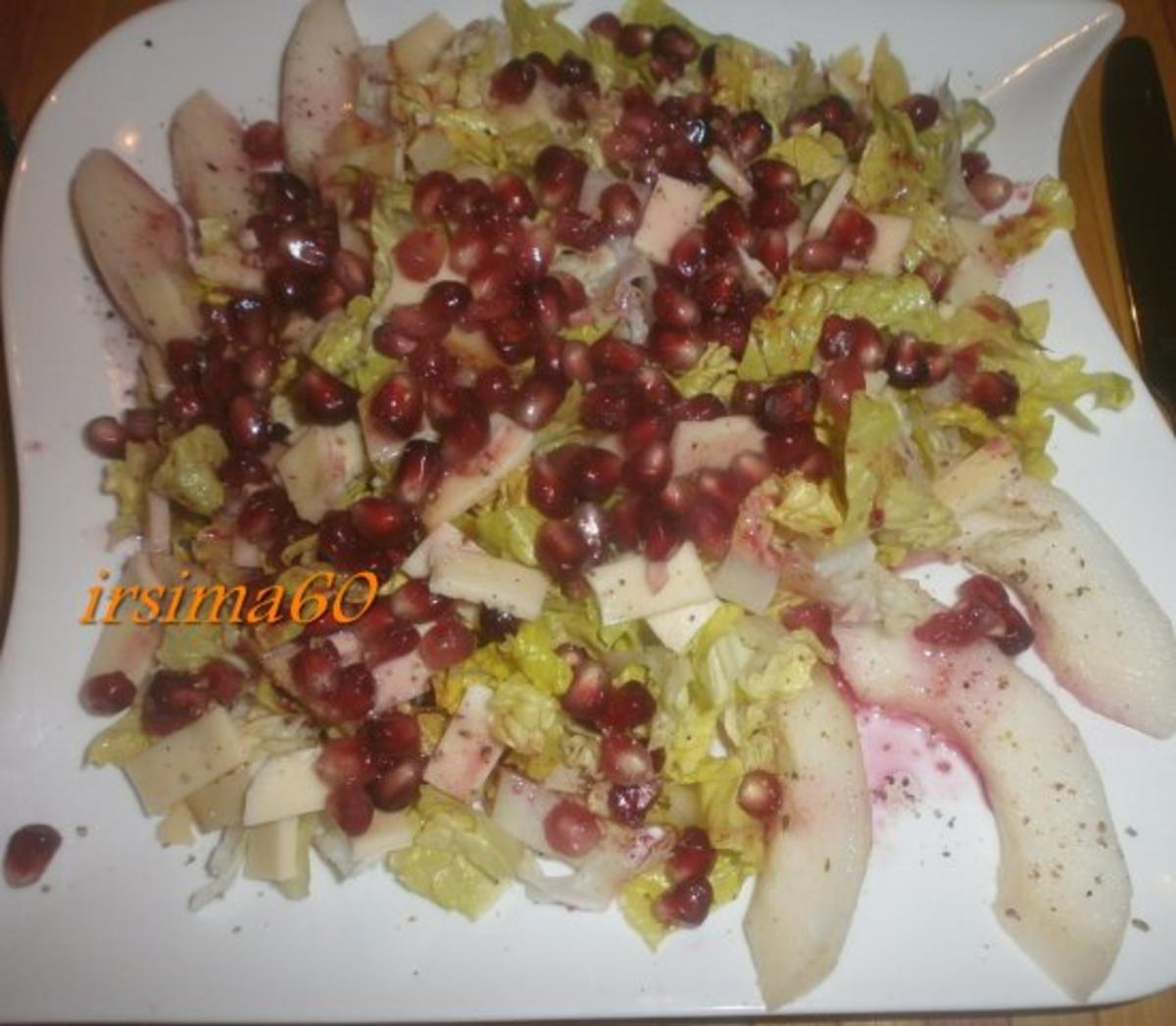 Salatherz mit Granatapfelkernen, Birne und Käse - Rezept