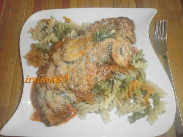 Bunte Nudeln mit Zucchini – Tomatensoße - Rezept