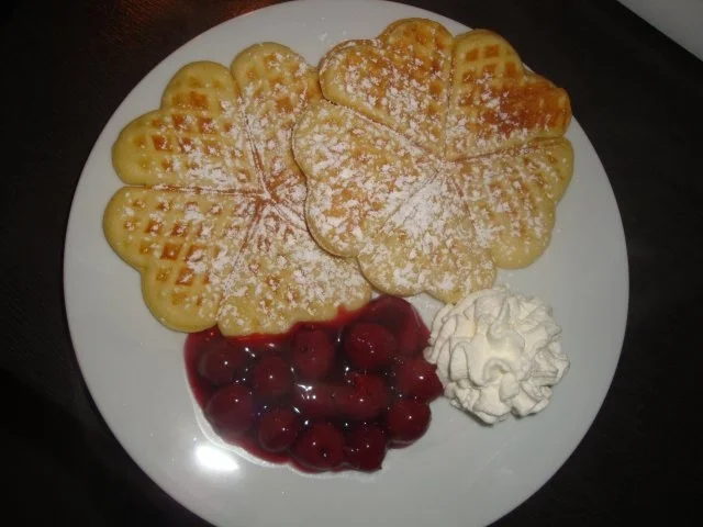 Rezept: Waffeln mit Zimt-Kirschen Waffeln mit Zimt-Kirschen - Rezept