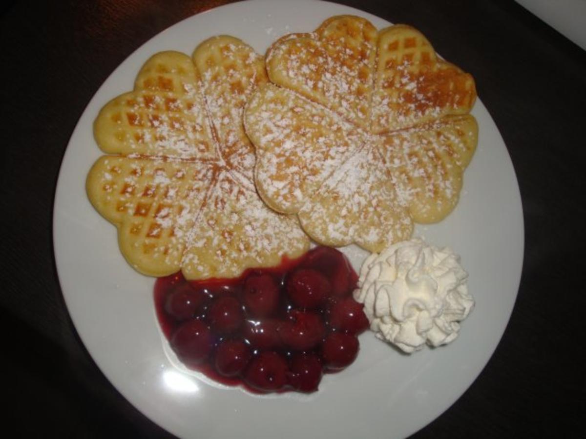 Bilder für Waffeln mit Zimt-Kirschen - Rezept