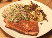 Leberkäse mit Erbsengemüse - Rezept