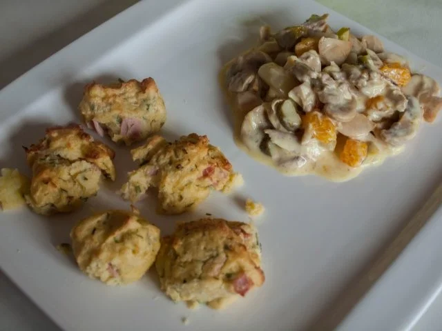 Rezept: Käse-Schinken-Pürreeklekse mit Geflügelsalat Käse-Schinken-Pürreeklekse mit Geflügelsalat - Rezept