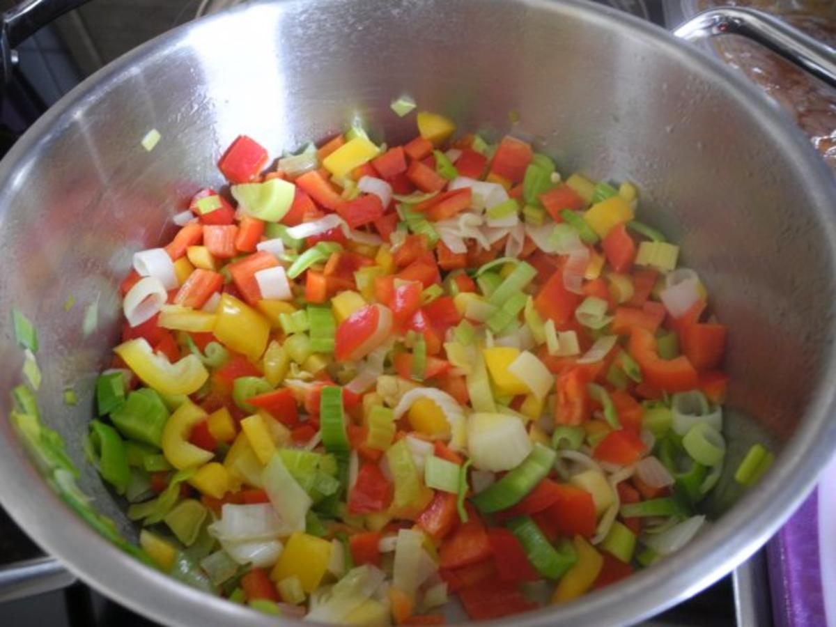 Gemüsegulasch mit Sojavleisch an Gemüsereis - Rezept - Bild Nr. 2