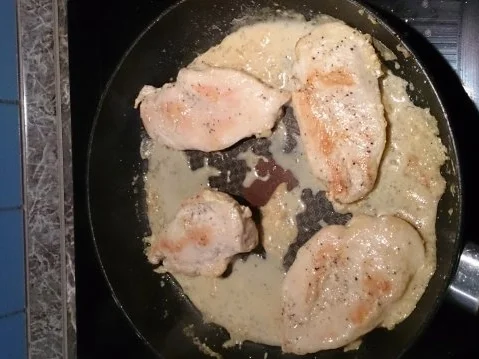 Gemüse mit Hähnchenbrust und Käse überbacken - Rezept