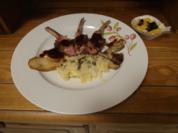 Lammkarree in Rotweinreduktion und Borretsch-Ravioli - Rezept