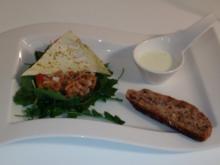 Lachstartar mit Wildkräutersalat, Wasabi-Crème fraîche und Walnussbrot - Rezept