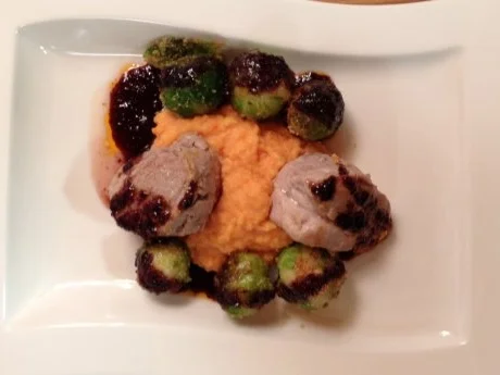 Rezept: Schweinefilet mit Süßkartoffelpüree, Lebkuchenjus und Rosenkohl Schweinefilet mit Süßkartoffelpüree, Lebkuchenjus und Rosenkohl - Rezept