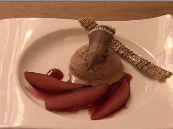 Pralinenparfait mit Rotweinbirnen - Rezept