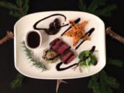 Rehrücken, Pilzknödel, Schalotten-Pflaumen-Chutney und Möhrengemüse - Rezept