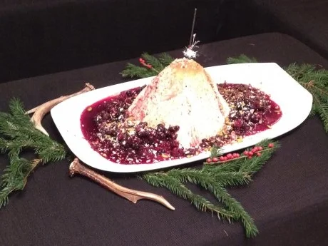 Eisbombe mit Kokosblütenzucker-Pistazien-Krokant und heißem Waldobst - Rezept