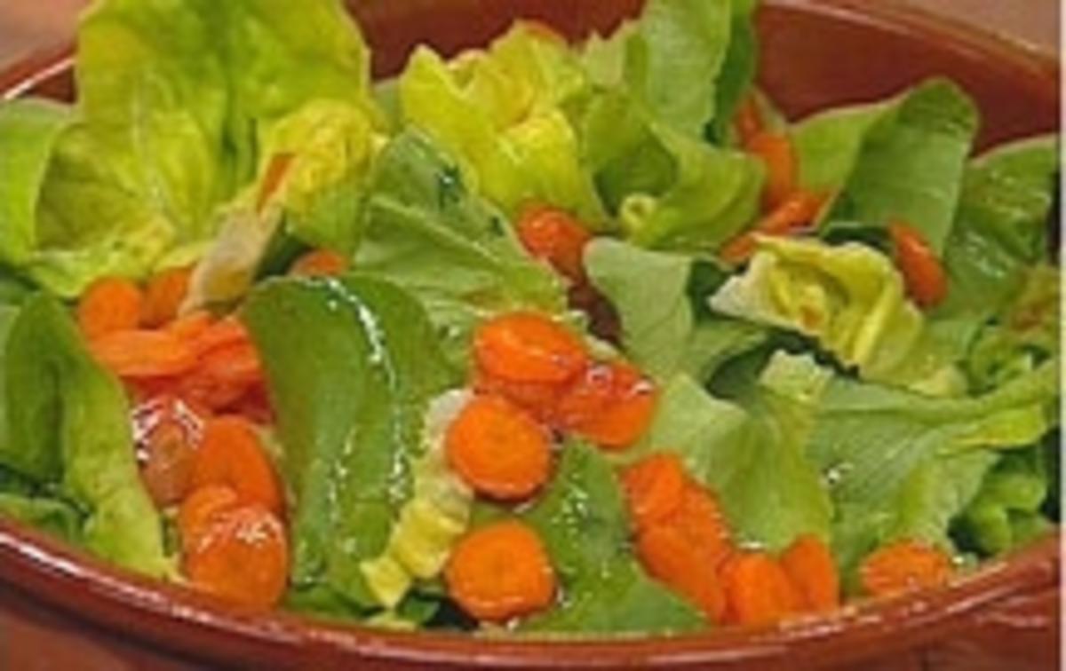 Grüner Salat mit Möhrendressing - Rezept