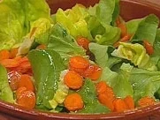 Rezept: Grüner Salat mit Möhrendressing Grüner Salat mit Möhrendressing - Rezept