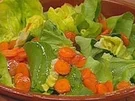 Grüner Salat mit Möhrendressing - Rezept
