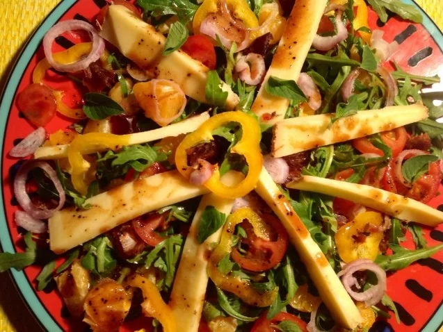 Rezept: Fruchtiger Rucola-Salat mit Erdmandel-Dattel-Dressing und Käse Fruchtiger Rucola-Salat mit Erdmandel-Dattel-Dressing und Käse - Rezept