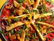Fruchtiger Rucola-Salat mit Erdmandel-Dattel-Dressing und Käse - Rezept
