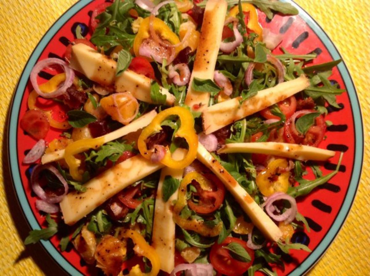 Fruchtiger Rucola-Salat mit Erdmandel-Dattel-Dressing und Käse - Rezept - Bild Nr. 2