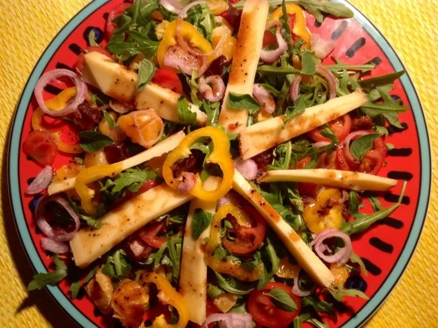 Rezept: Fruchtiger Rucola-Salat mit Erdmandel-Dattel-Dressing und Käse Bild Nr. 2 Fruchtiger Rucola-Salat mit Erdmandel-Dattel-Dressing und Käse - Rezept - Bild Nr. 2