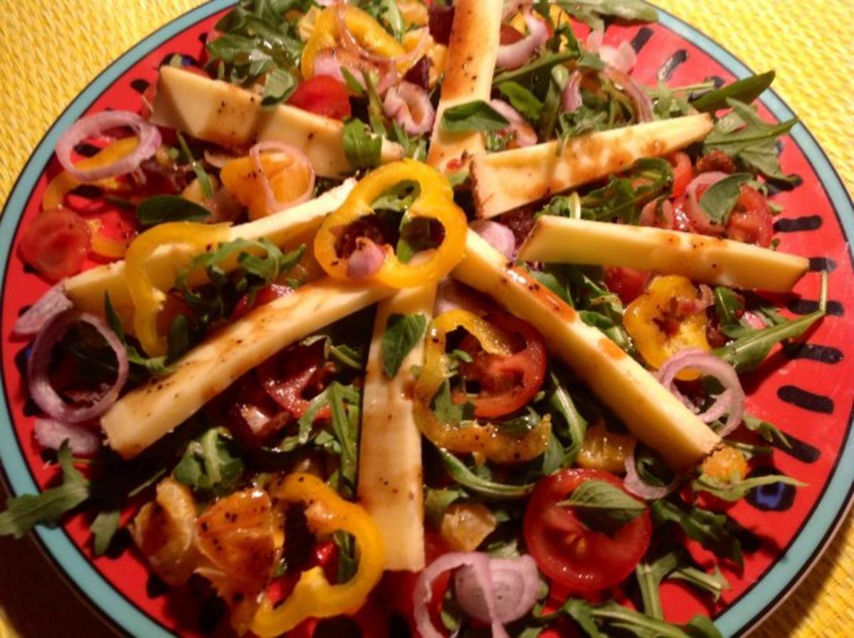 Fruchtiger Rucola-Salat mit Erdmandel-Dattel-Dressing und Käse - Rezept - Bild Nr. 3