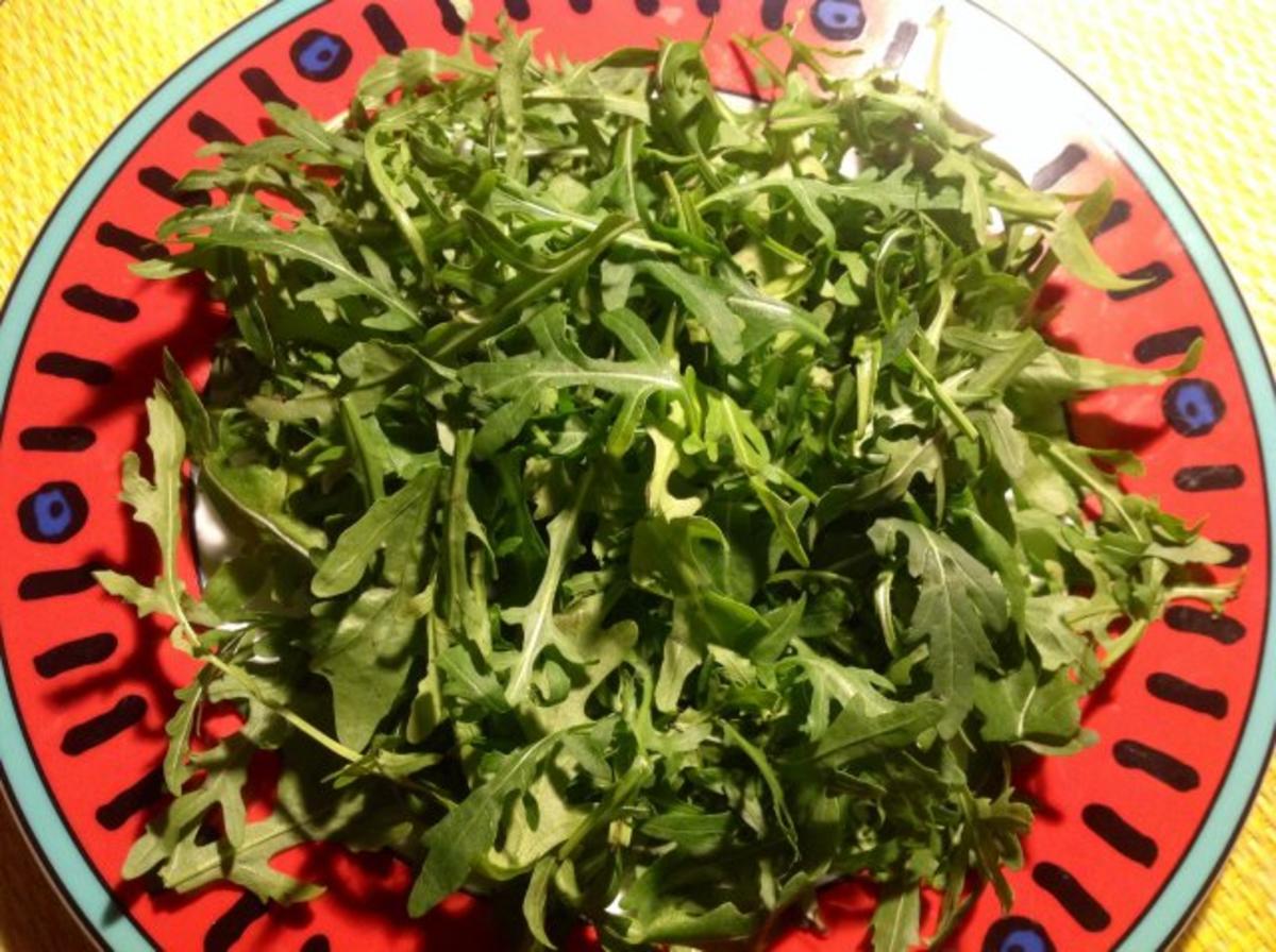 Fruchtiger Rucola-Salat mit Erdmandel-Dattel-Dressing und Käse - Rezept - Bild Nr. 4