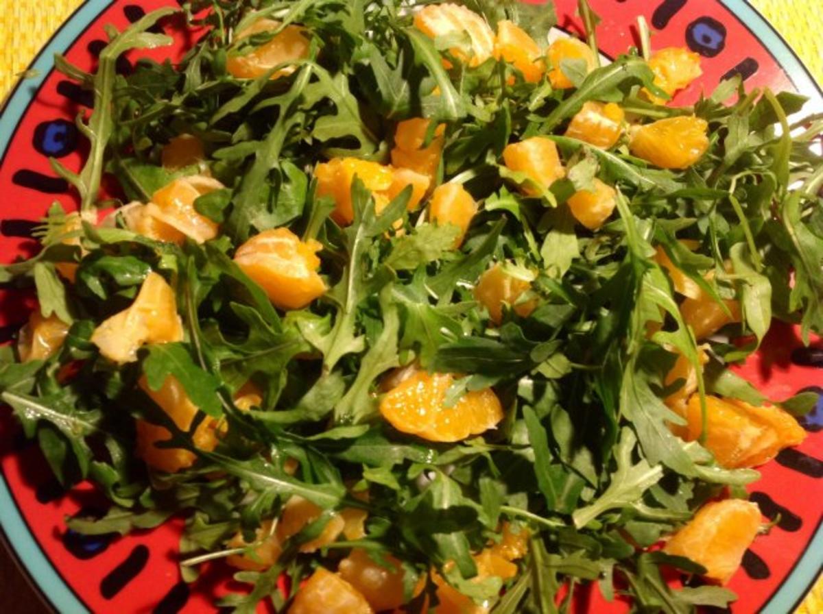 Fruchtiger Rucola-Salat mit Erdmandel-Dattel-Dressing und Käse - Rezept - Bild Nr. 5
