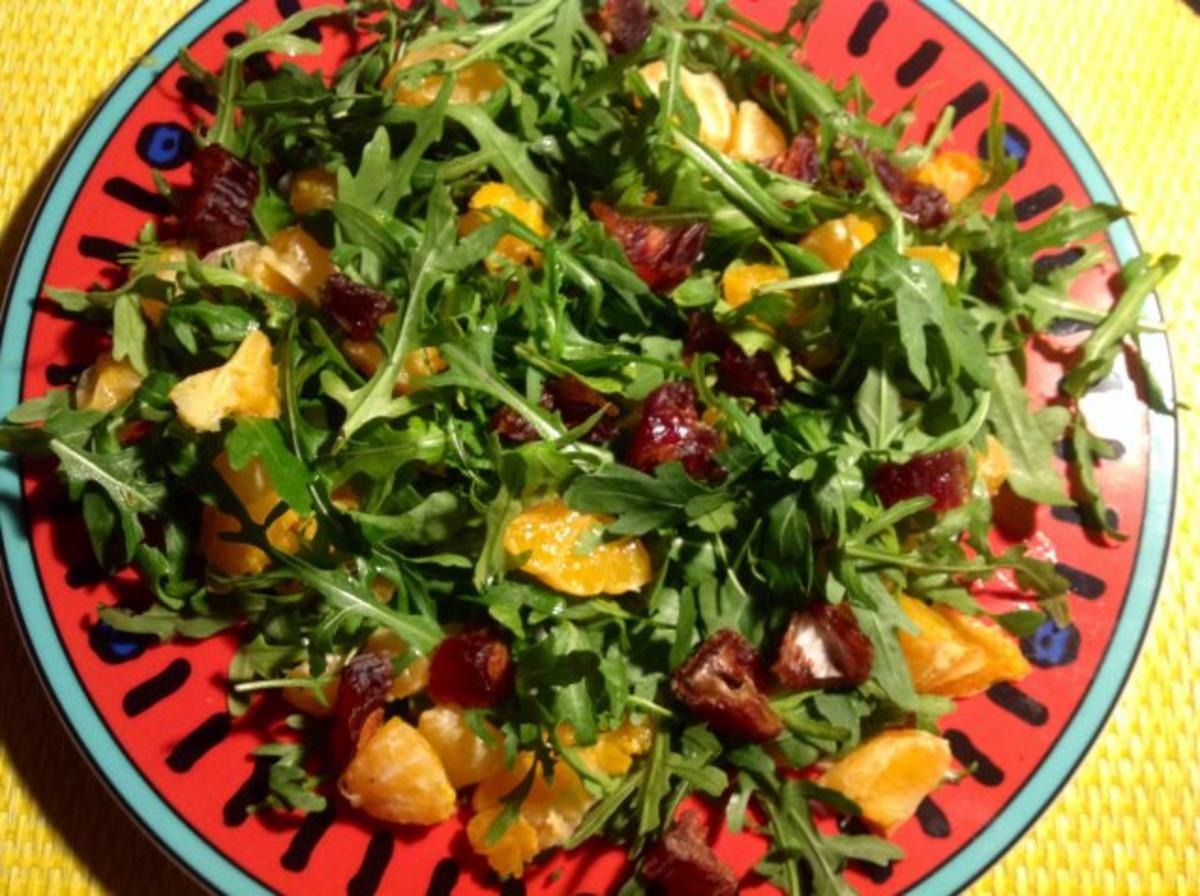 Fruchtiger Rucola-Salat mit Erdmandel-Dattel-Dressing und Käse - Rezept - Bild Nr. 6