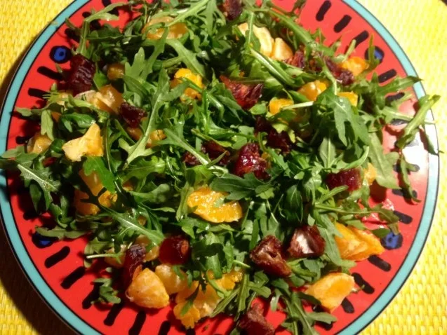 Rezept: Fruchtiger Rucola-Salat mit Erdmandel-Dattel-Dressing und Käse Bild Nr. 6 Fruchtiger Rucola-Salat mit Erdmandel-Dattel-Dressing und Käse - Rezept - Bild Nr. 6