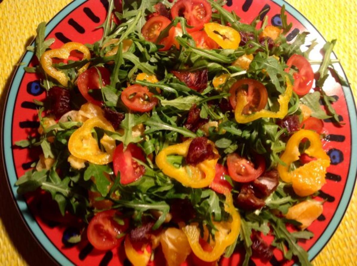 Fruchtiger Rucola-Salat mit Erdmandel-Dattel-Dressing und Käse - Rezept - Bild Nr. 7