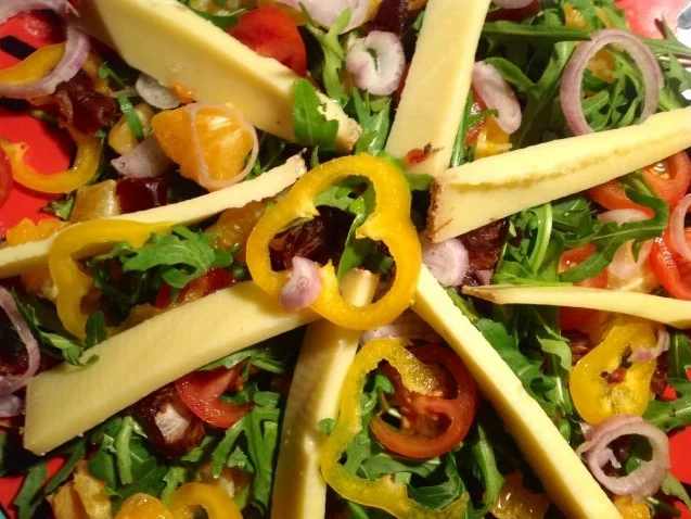 Rezept: Fruchtiger Rucola-Salat mit Erdmandel-Dattel-Dressing und Käse Bild Nr. 12 Fruchtiger Rucola-Salat mit Erdmandel-Dattel-Dressing und Käse - Rezept - Bild Nr. 12