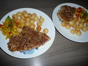 Putenschnitzel in Haselnuss - Panade, an Balkangemüse und Kartoffelbällchen ! - Rezept