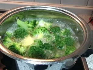 Rezept: Broccolisuppe mit Paprika und Karotten Bild Nr. 3 Broccolisuppe mit Paprika und Karotten - Rezept - Bild Nr. 3