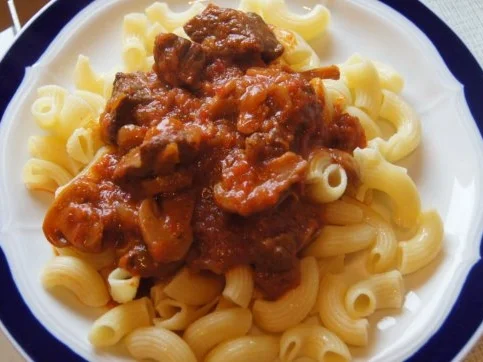 Rindergulasch mit Hörnchennudeln à la Papa - Rezept