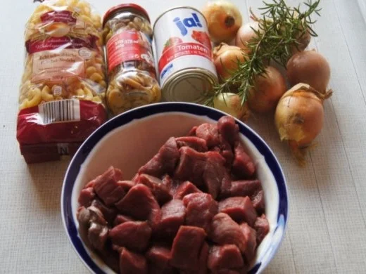 Rindergulasch mit Hörnchennudeln à la Papa - Rezept - Bild Nr. 2